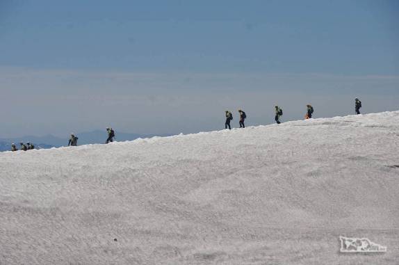 Turistas caminham pela crista do vulcão Villarrica, na região de Pucón, no sul do Chile